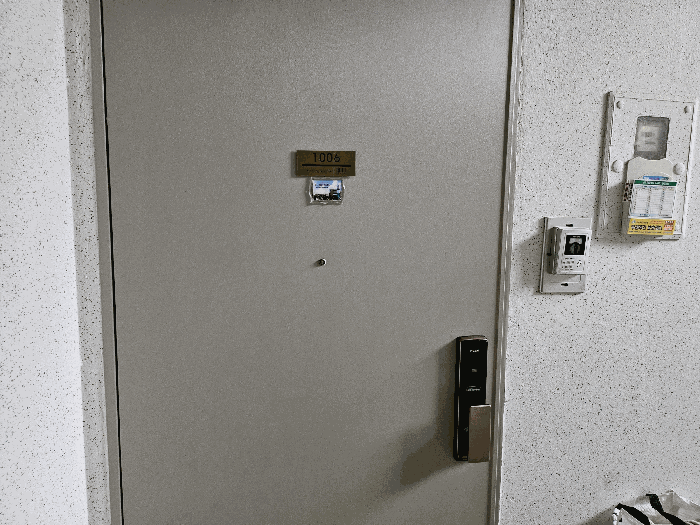 본 호 현관 앞에서 촬영