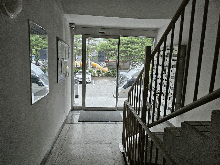 본 라인 1층 현관내에서 외부 촬영