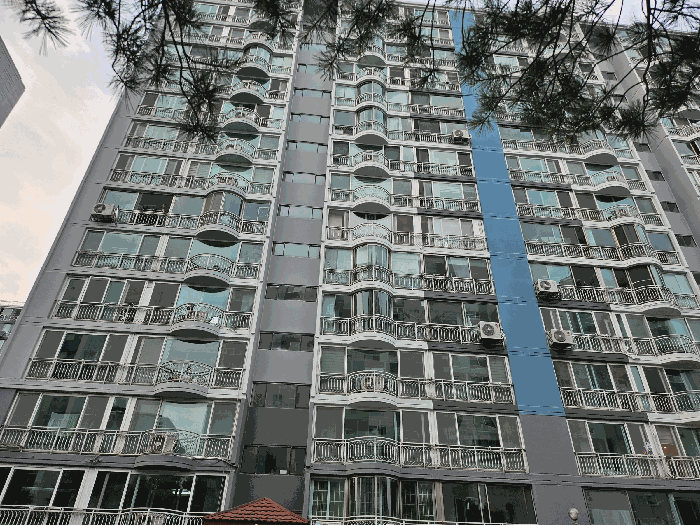 본건 남측 앞에서 촬영