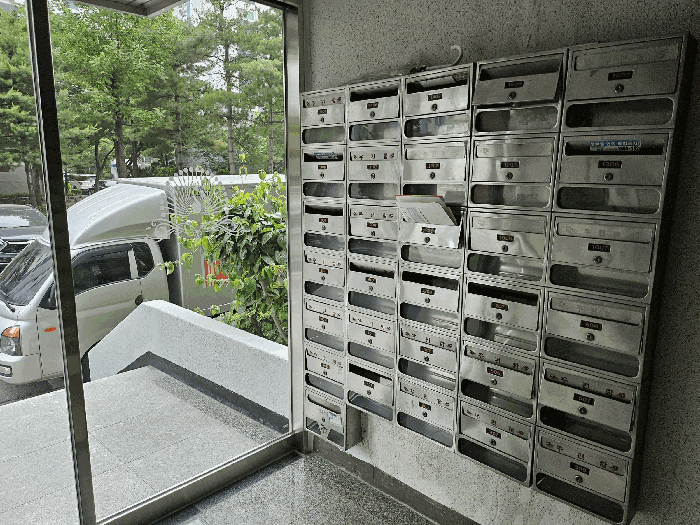 본 라인 1층 현관내에서 외부 촬영