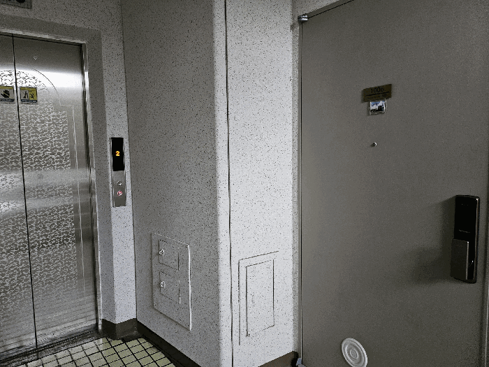 본 호 현관 옆에서 촬영