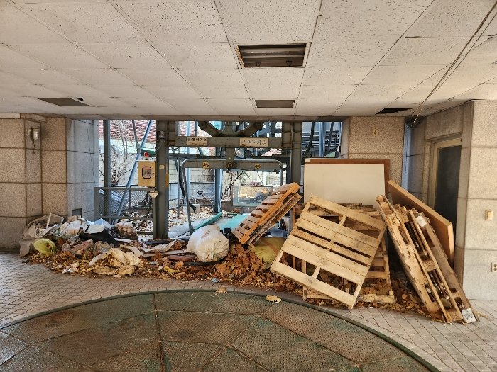 1층 턴테이블 및 기계식주차타워전경