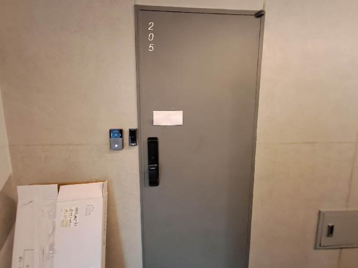 205호 세대출입문(안내문 부착)