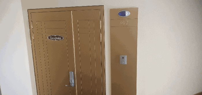 본건 302호 출입문