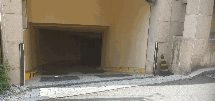 지하 주차장 입구