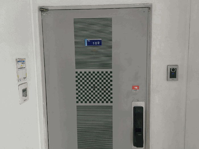 본건 - 현관 입구