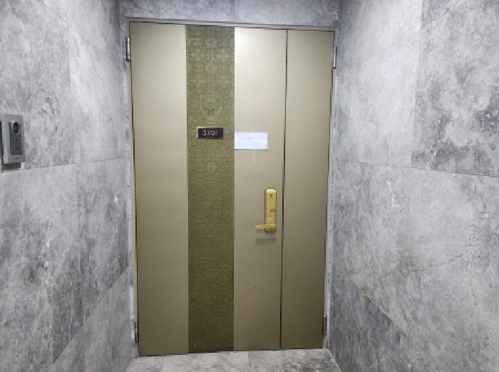 3701호 세대현관문