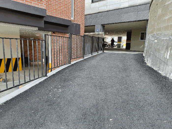 토지와 함께 평가하는 진입로 마당포장 및 철제 담장