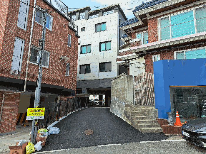 대상물건1 및 그 지상의 건물(중앙 백색건물) 등