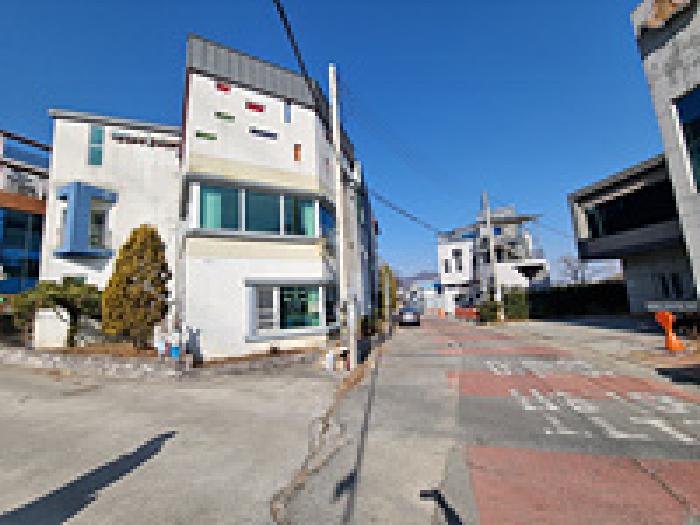 본건2 제시건물(가) 및 본건3.4 토지 전경