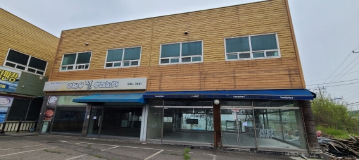 목록 6 건물 전경(안내문 부착) 