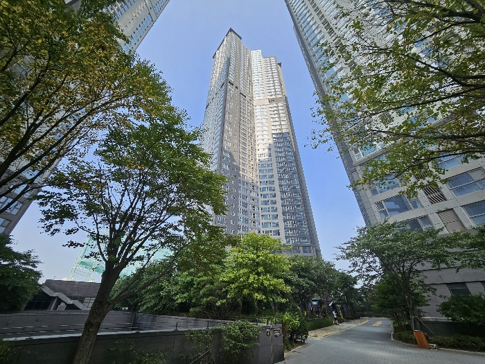 본건이 속한 건물의 전경