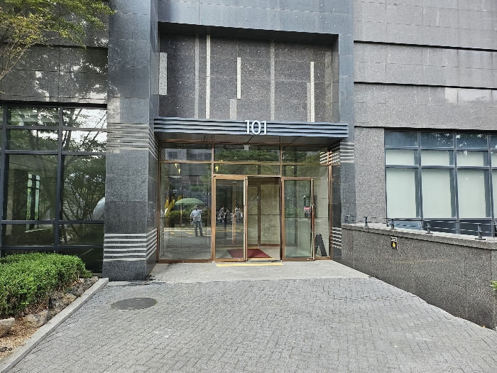 본건 1층 출입구 전경