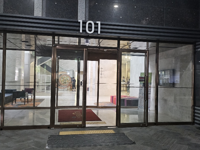 본건 로비 출입구 전경