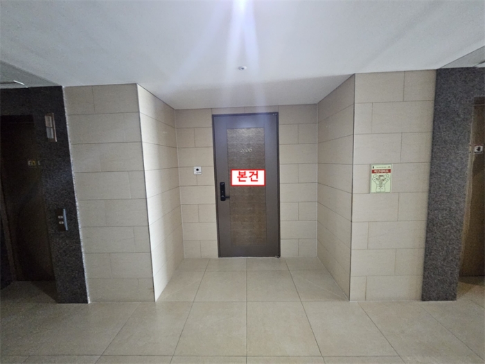 본건 현관문 전경