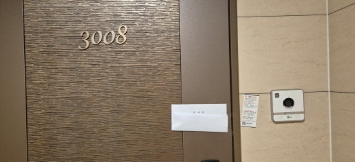 전유세대 출입문(현황조사 안내문 부착)