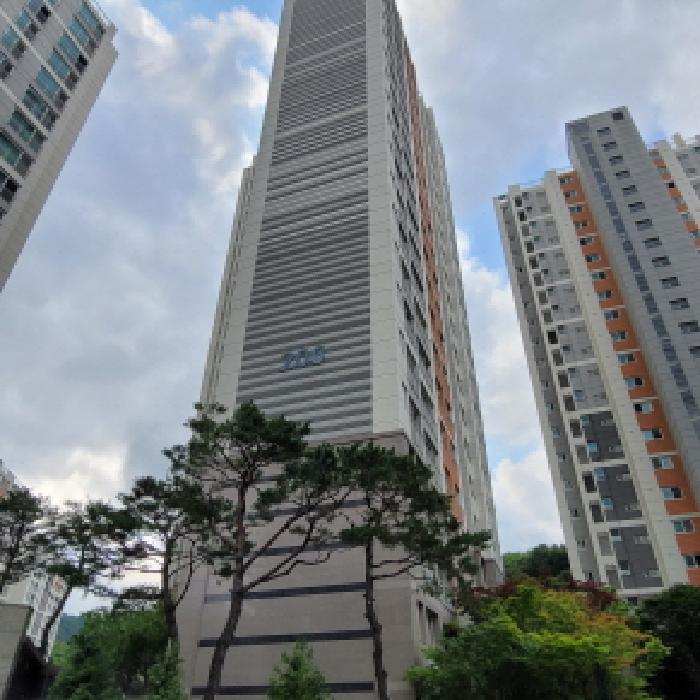 본건 건물 전경(외벽에 `206` 표시 있음)