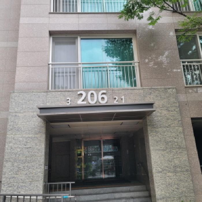 공동현관 출입구 전경(`206` 표시 있음)