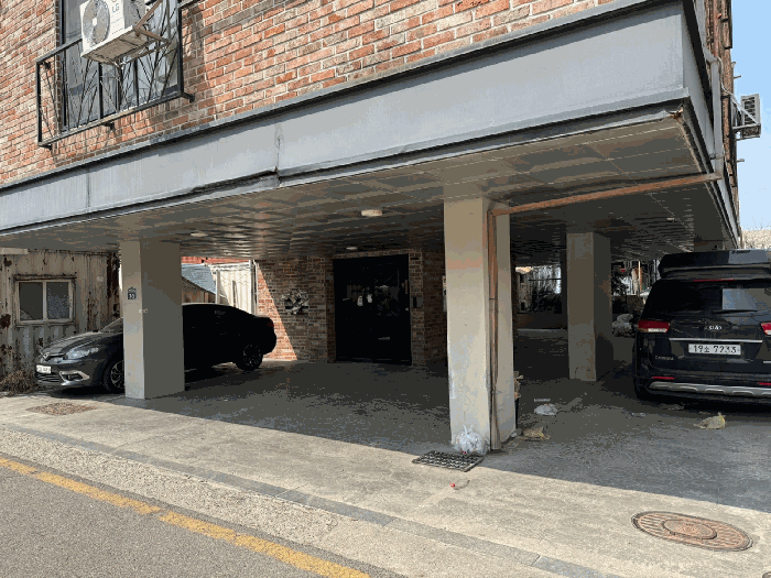 1층 필로티 및 계단실