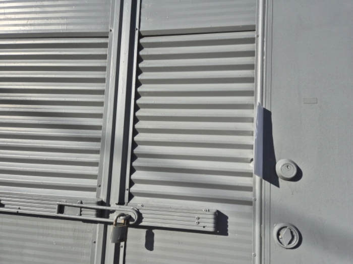 목록 9.건물(와이엠코프레이션 공장) 출입문