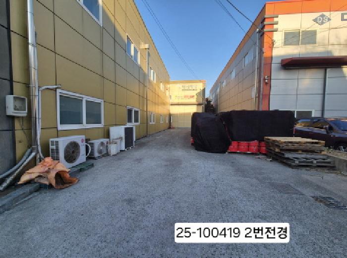 본건 2번 목록 (대지 일부) : 소유불명의 산업재가 쌓여 있었음