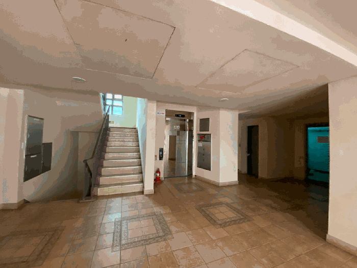 본건 건물 로비 부근