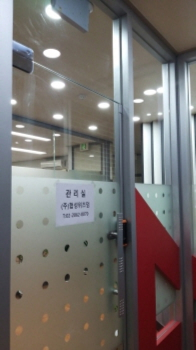6층 관리사무소 출입문