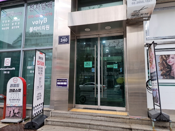 기호1 (협성빌딩 A동) 1층 출입문