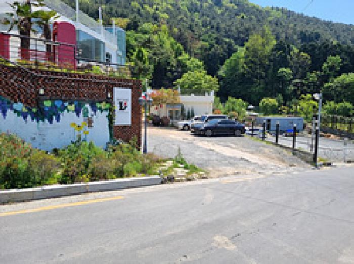 주차장 방향 전경