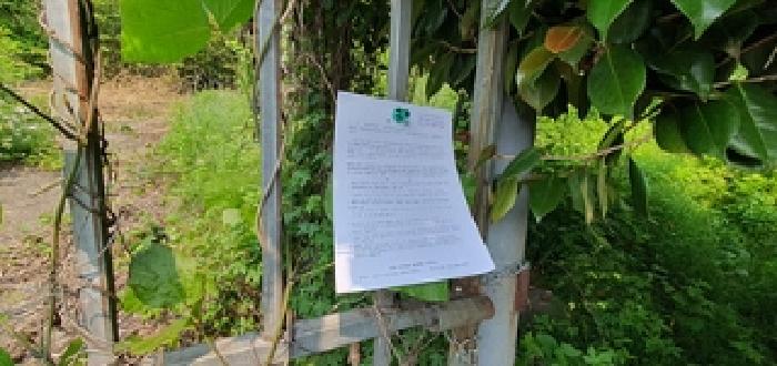 기호4 제시 건물으로 들어가는 출입문에 안내문 게시(5/28일)