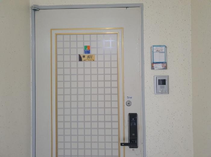 801호 출입문