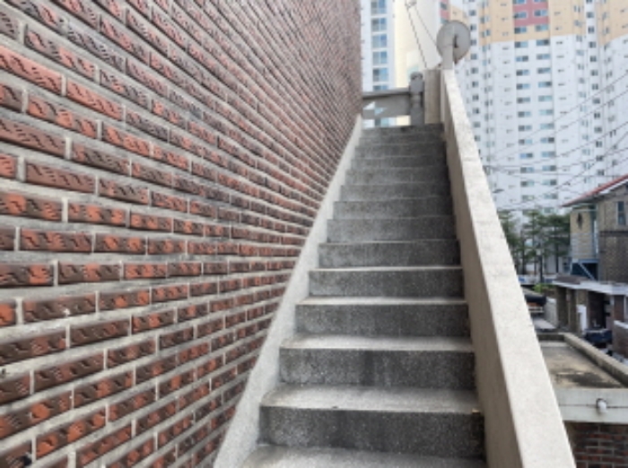 2층으로 오르는