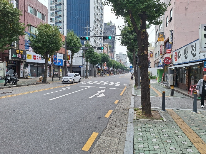 [본건 남측 도로(동측에서 촬영)]