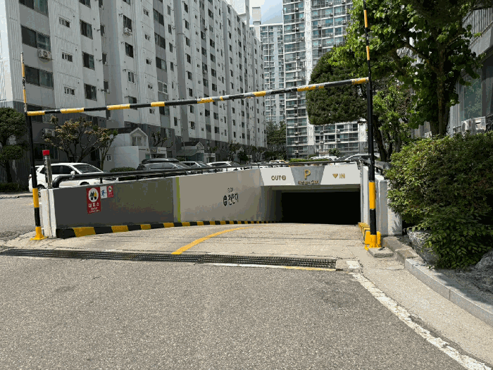 [ 지하주차장 입구 ]