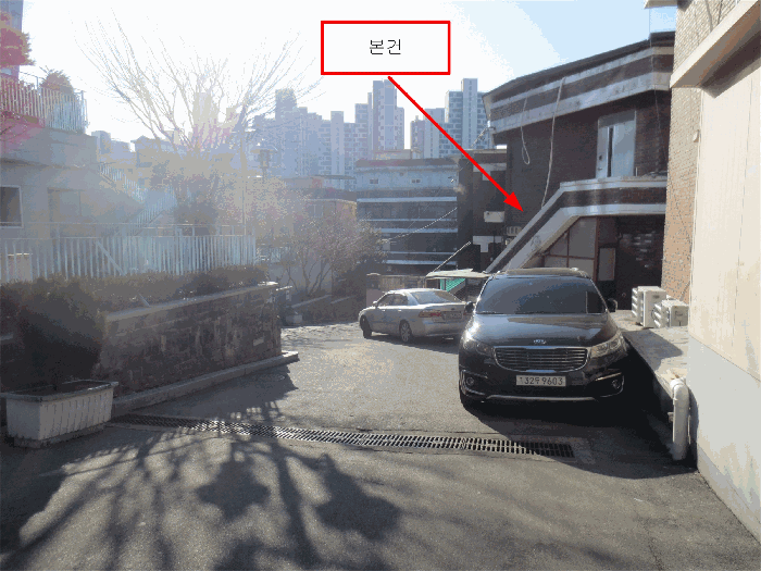 북동측에서 촬영한 접면도로 및 주위전경