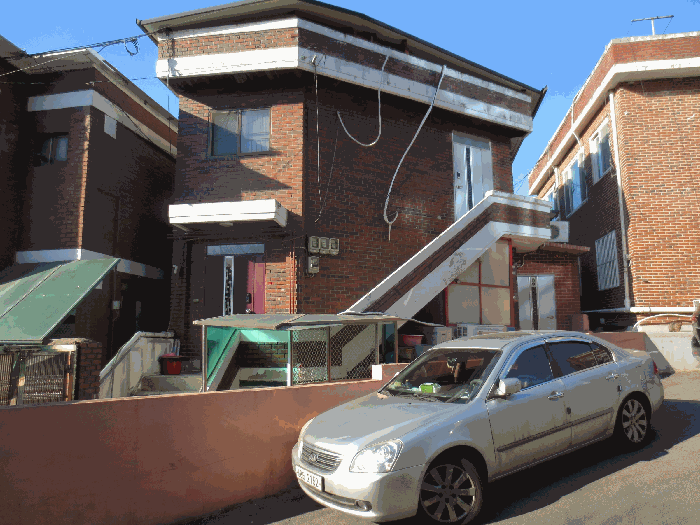 북동측에서 촬영한 1동 건물의 전경