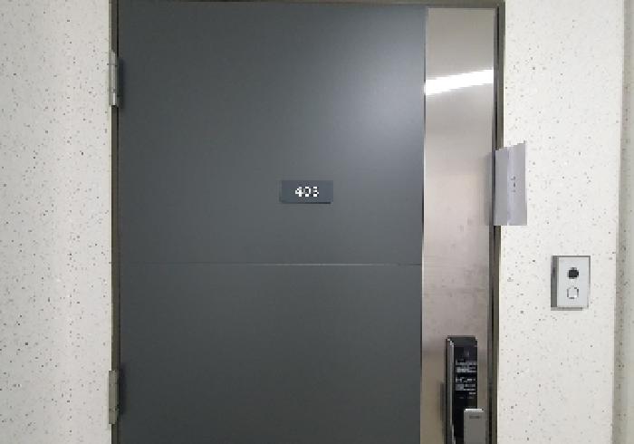 전유공간 출입문