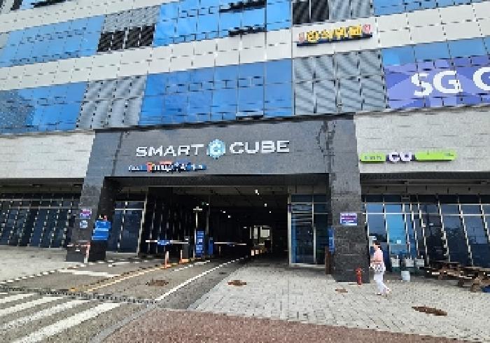 공동 출입구 및 주차장 진입로