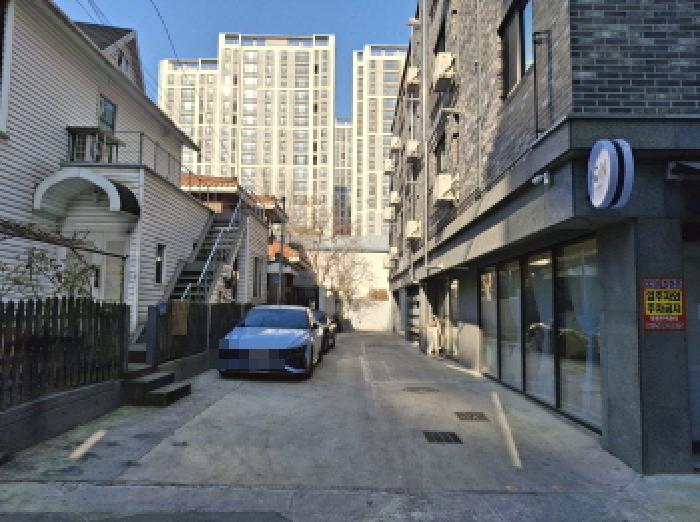 건물 좌측 모습