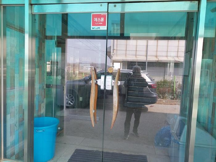 표시목록 2번 2층 건물 출입문