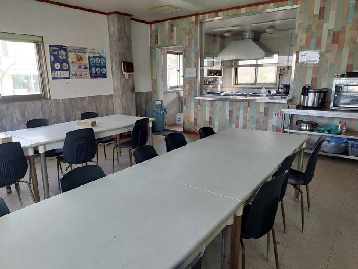 표시목록 2번 2층 건물 1층에 위치한 식당