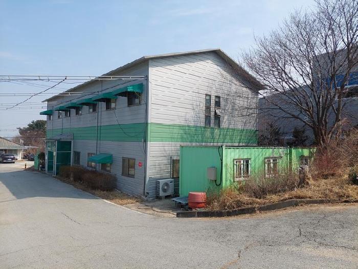 표시목록 2번 2층 건물 전경 - 컨테이너 2개가 있음