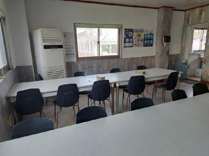 표시목록 2번 2층 건물 1층에 위치한 식당