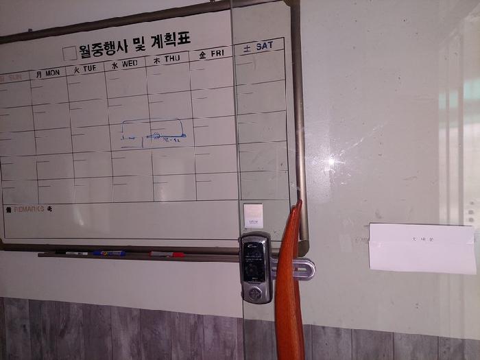 표시목록 2번 2층 건물 1층에 위치한 사무실