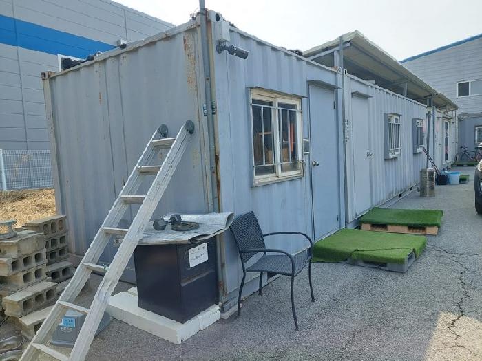 이건 공장 외부 공터에 위한 컨테이너 4개동 - 소유관계는 별도확인이 필요함