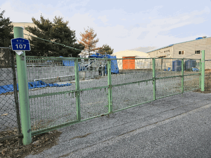 본건 공장 정문