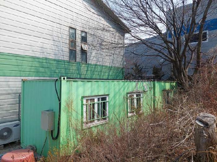 표시목록 2번 2층 건물 전경 - 컨테이너 2개가 있음