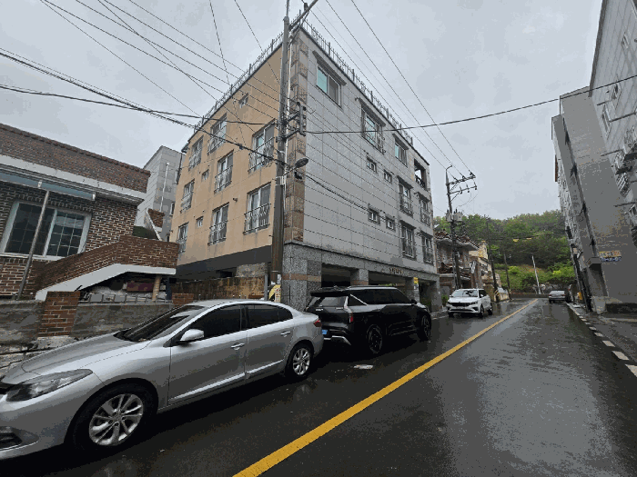 본건 정면 및 측면, 남동측 인근에서 촬영