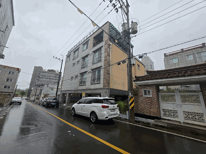 본건 정면 및 측면, 북동측 인근에서 촬영