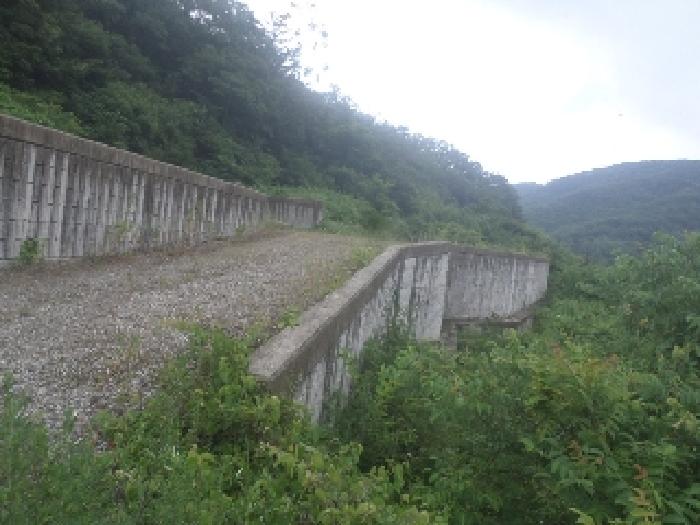 사진2. 목록2,3 토지 전면에 설치된 용벽과 목록3 토지 전면에 설치된 옹벽 모습
